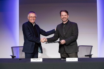 Groupe PSAs Carlos Tavares and FCAs Mike Manley share a congratulatory handshake after signing a merger agreement on 18 December 2019